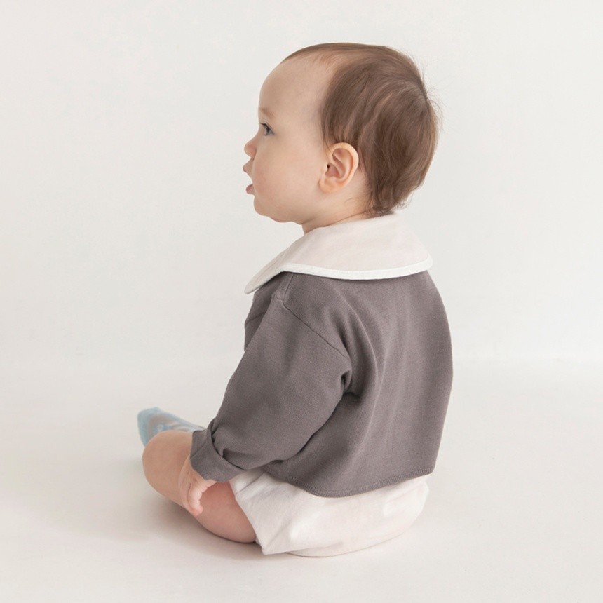 チャコールグレー