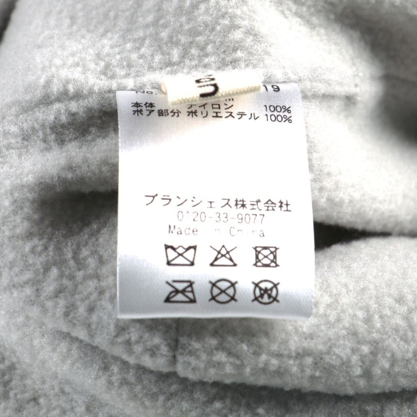 グレー