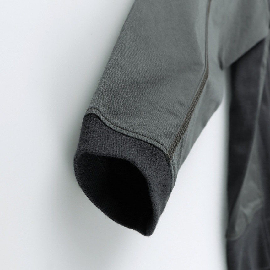 チャコールグレー