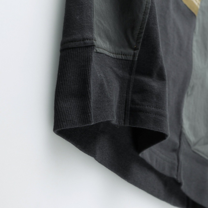 チャコールグレー