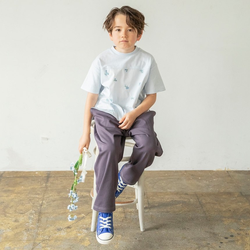 チャコールグレー