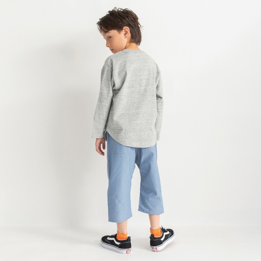 チャコールグレー