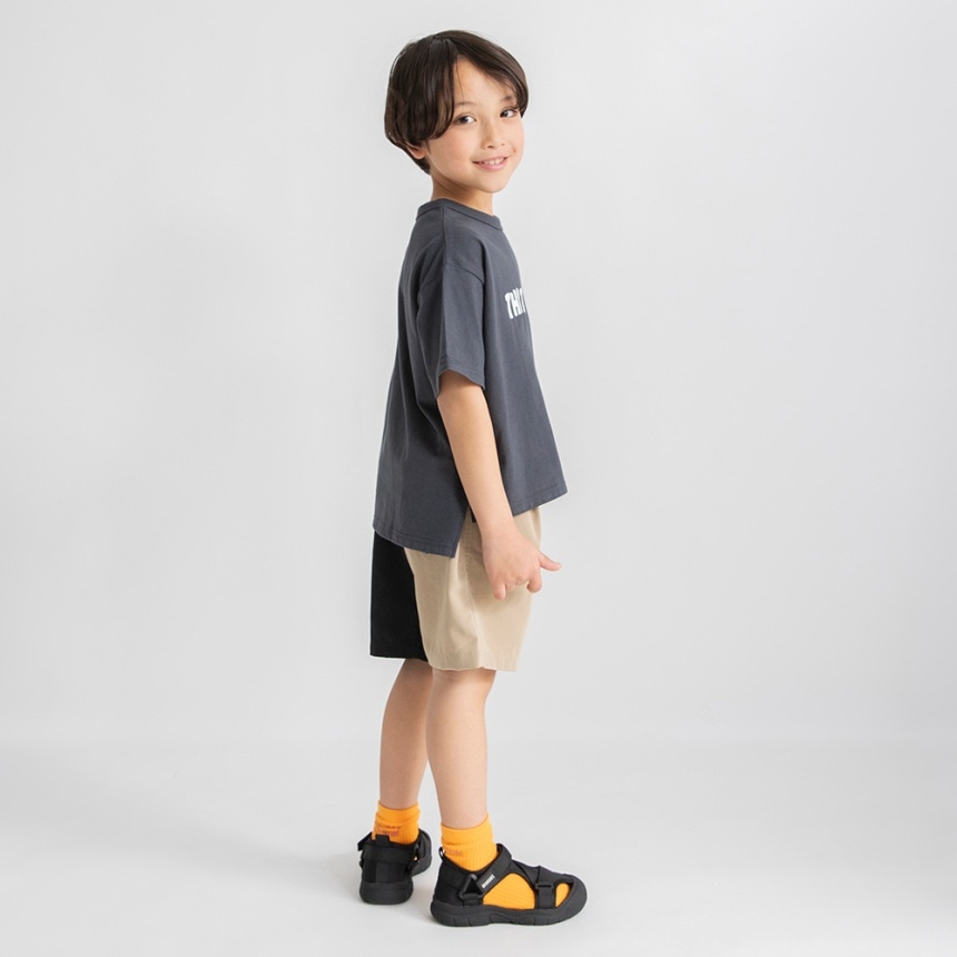 チャコールグレー