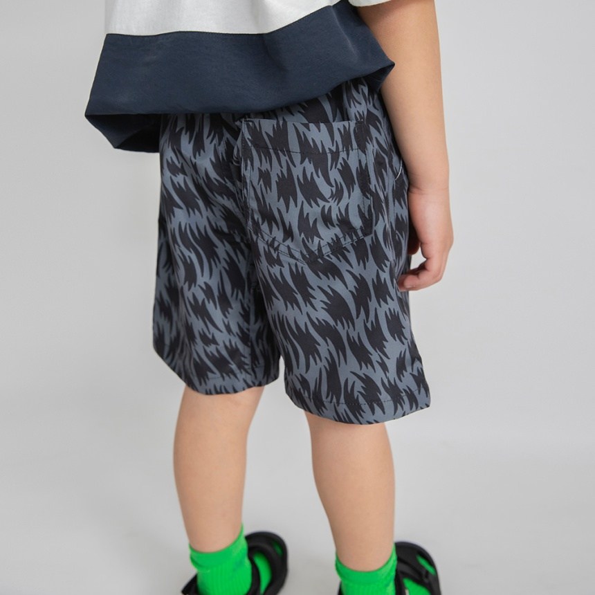 チャコールグレー