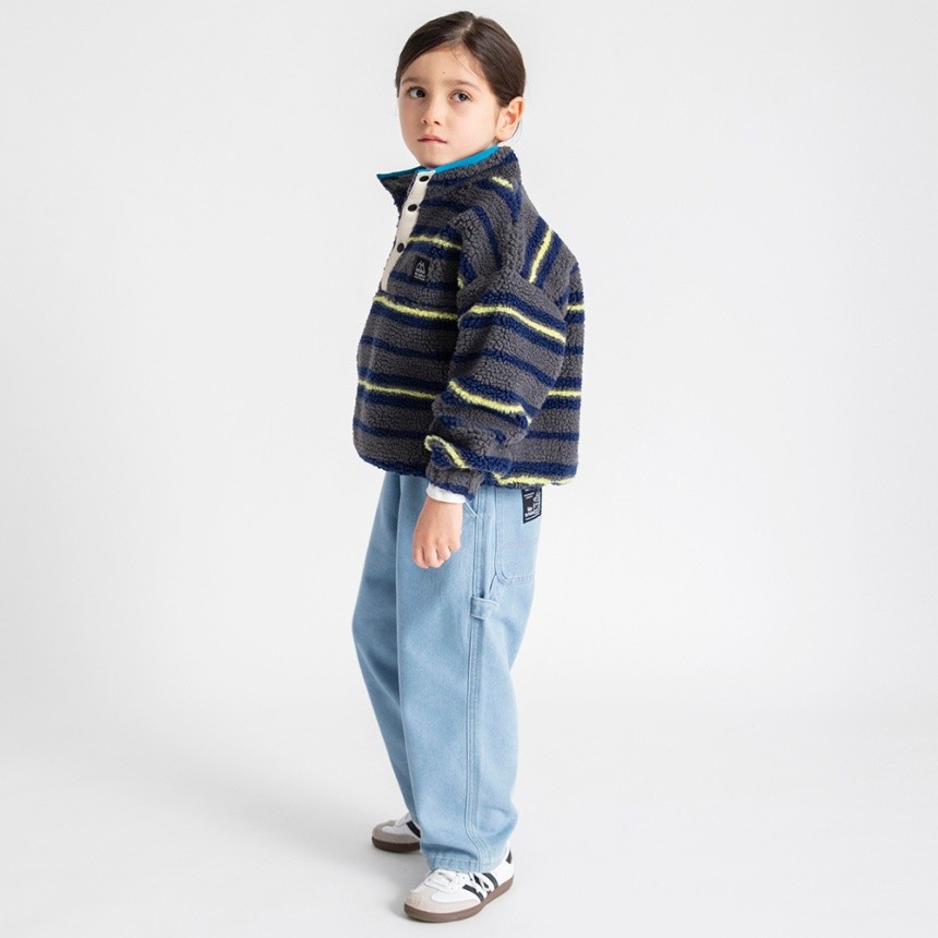 グレー