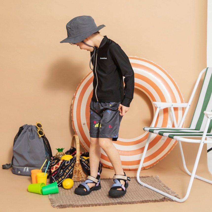 チャコールグレー