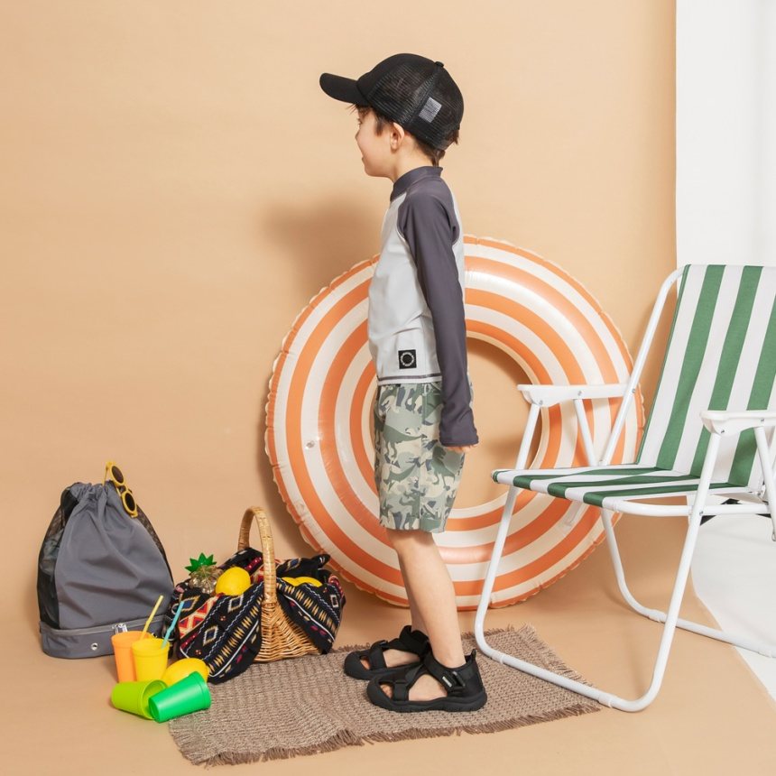 チャコールグレー