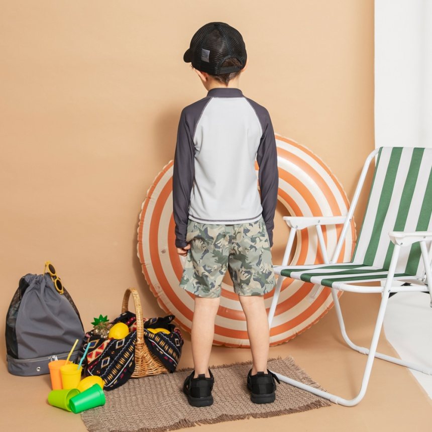 チャコールグレー