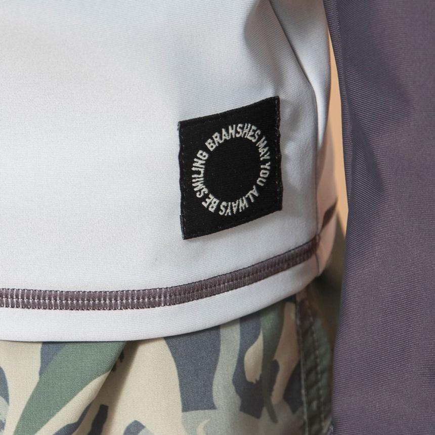 チャコールグレー