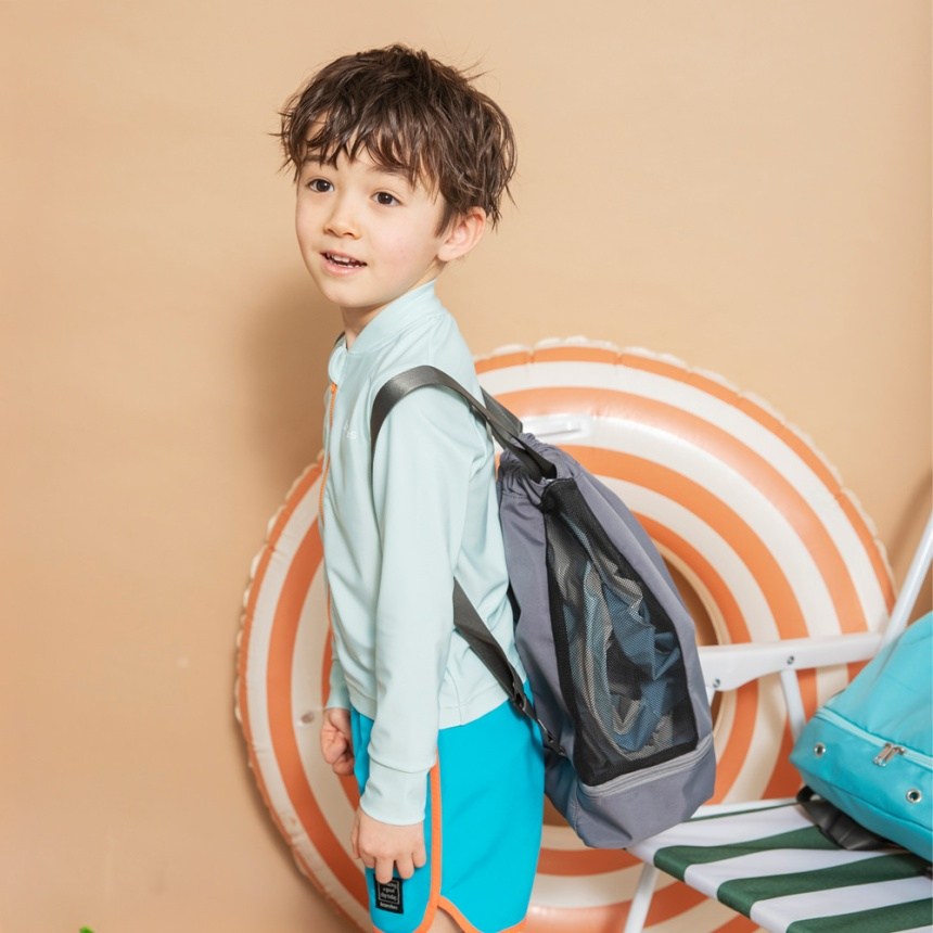 チャコールグレー