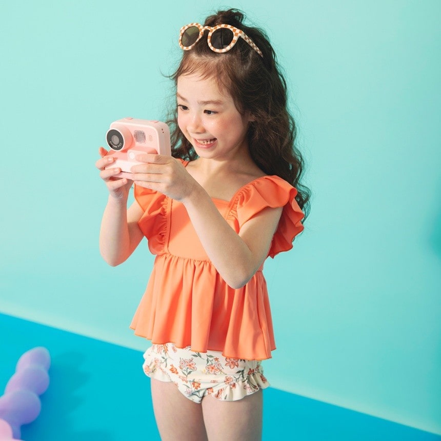 サーモンピンク