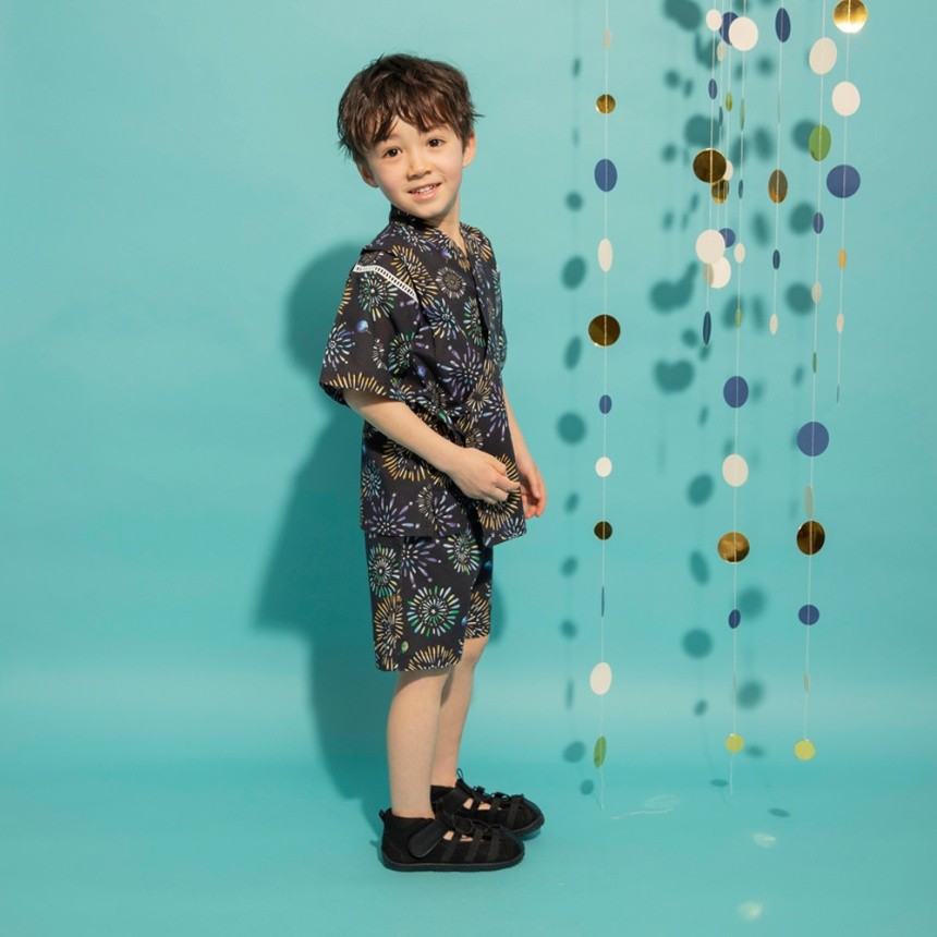 チャコールグレー