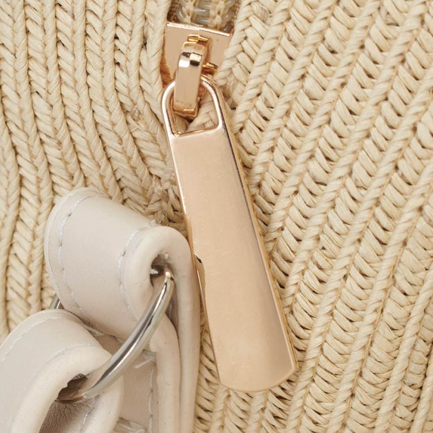ベージュ