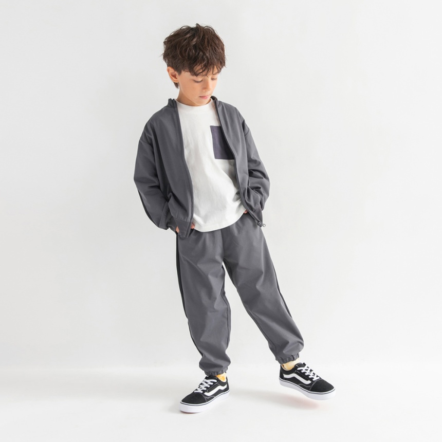 チャコールグレー