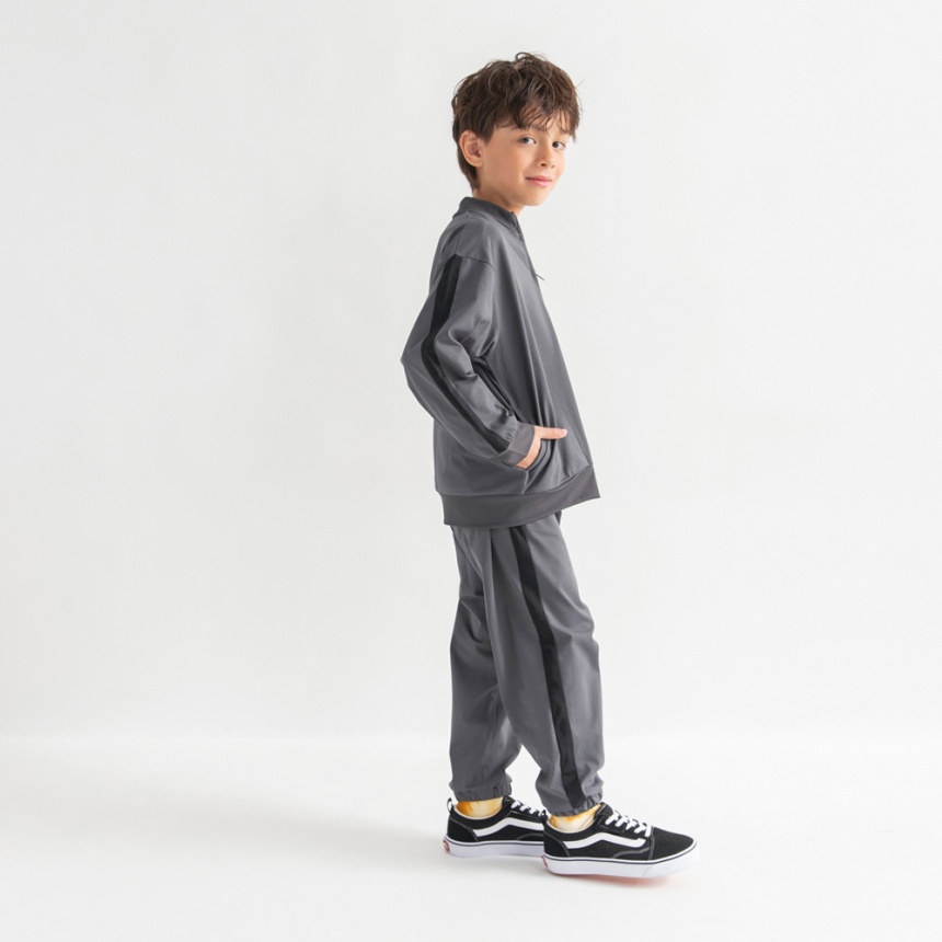 チャコールグレー