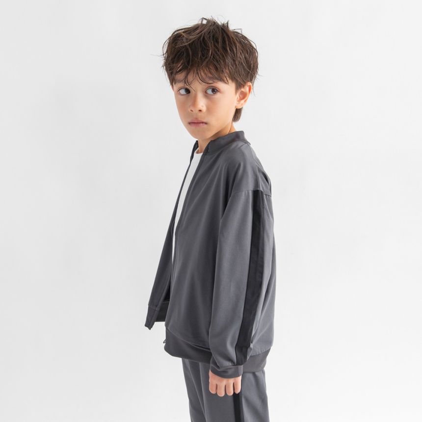 チャコールグレー