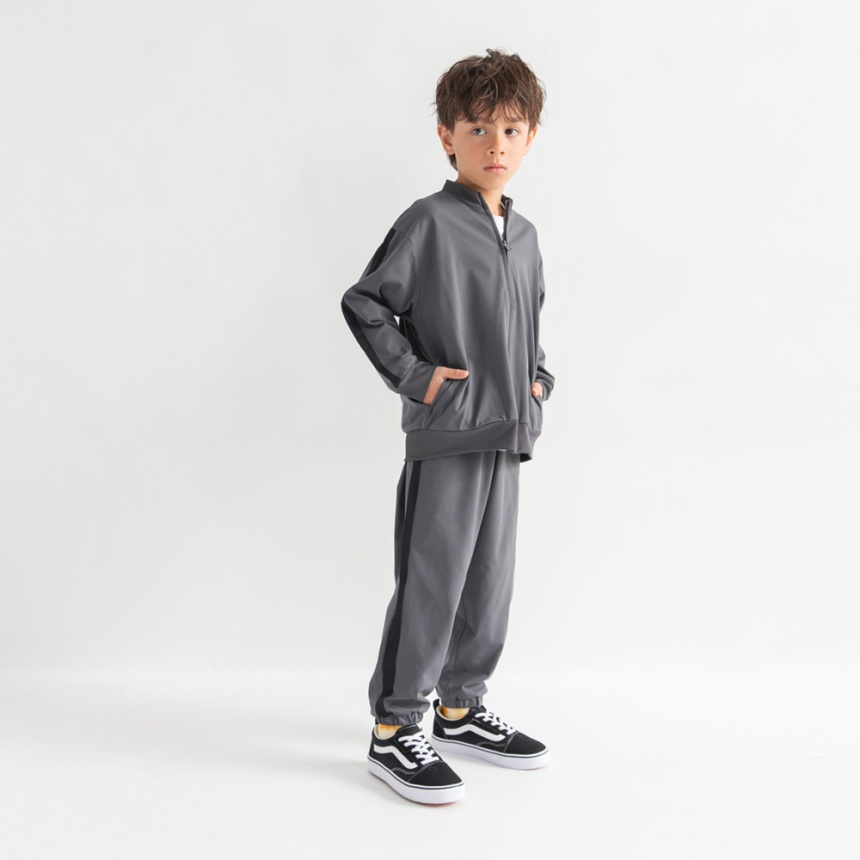 チャコールグレー