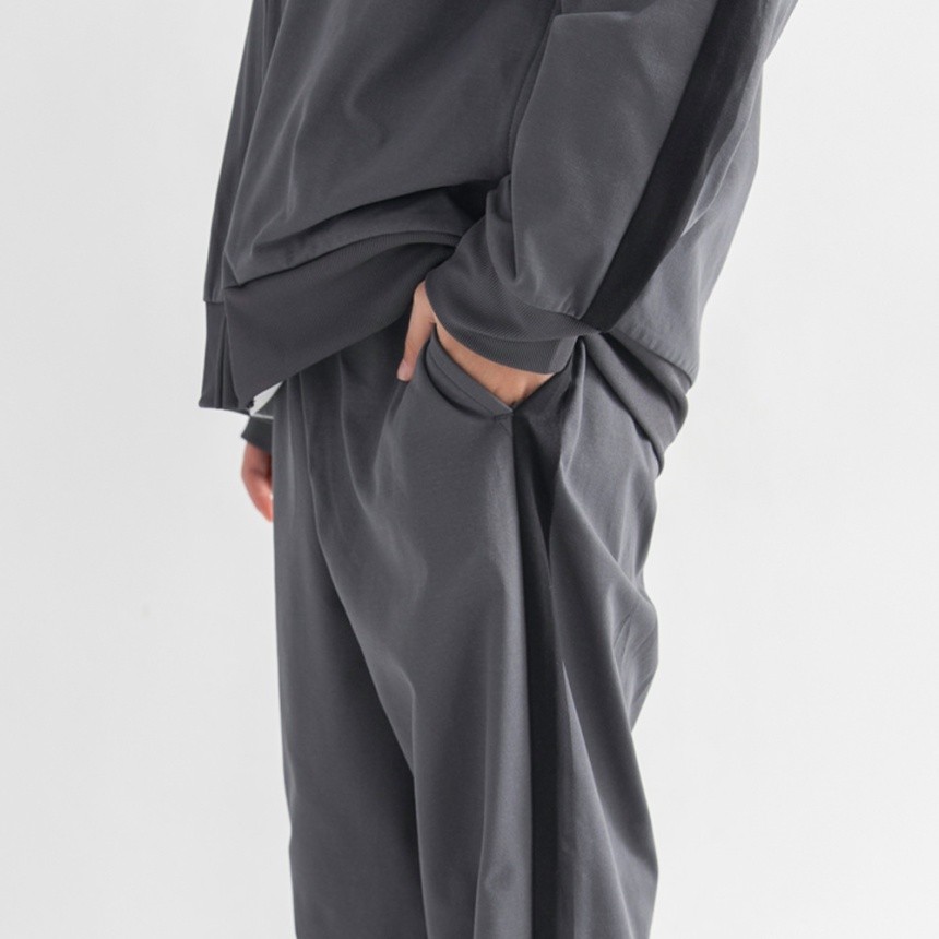 チャコールグレー