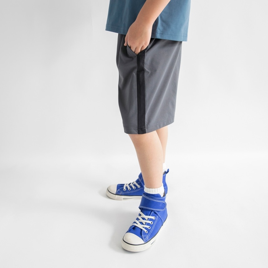 チャコールグレー