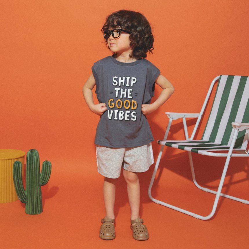 チャコールグレー