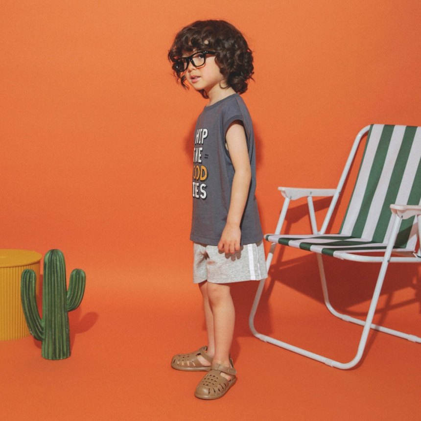 チャコールグレー