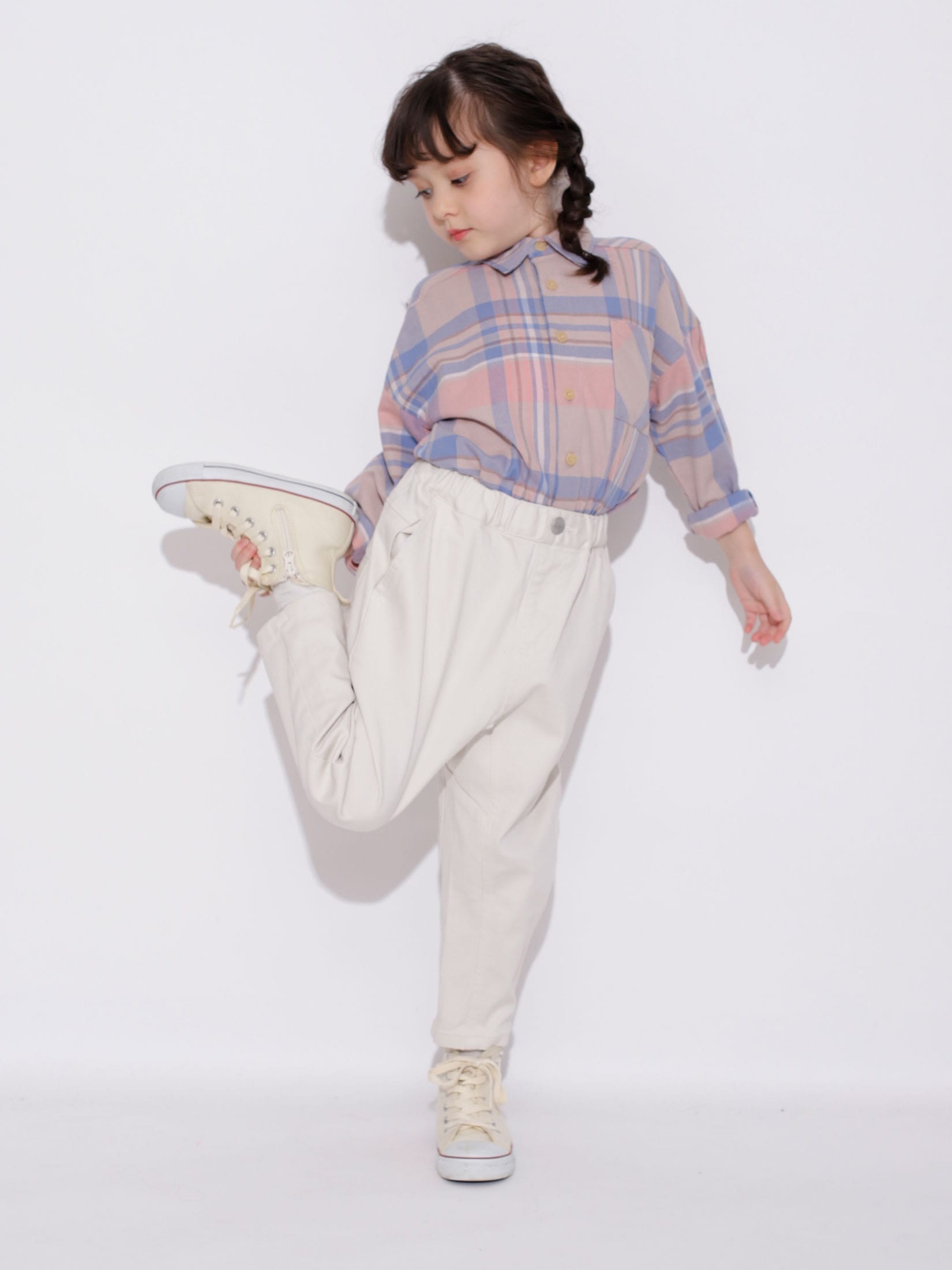 ガーデナーテーパードパンツ女の子コーデ画像6